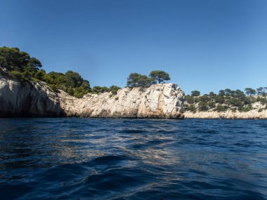 Yazın Cassis yakınlarında Akdeniz kıyısındaki Calanques fiyortlarında kano yaparken
