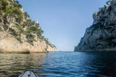 Yazın Cassis yakınlarında Akdeniz kıyısındaki Calanques fiyortlarında kano yaparken