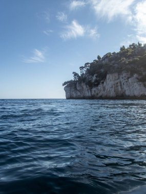 Yazın Cassis yakınlarında Akdeniz kıyısındaki Calanques fiyortlarında kano yaparken