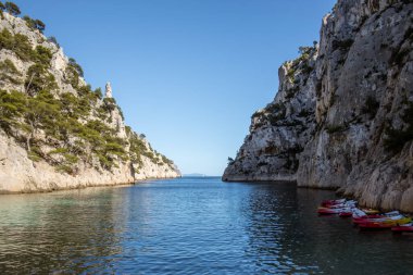 Yazın Cassis yakınlarında Akdeniz kıyısındaki Calanques fiyortlarında kano yaparken