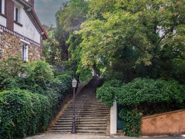 Paris 'in (Paris' in kırsal kesimindeki) asfalt sokaklar ve güzel alçak evler)