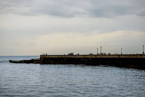 Pessoas Silhuetas Observando Mar Sob Chuva Terrazza Livorno Itália — Fotografia de Stock