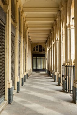 Paris 'teki Place des Vosges' deki atari salonunda.