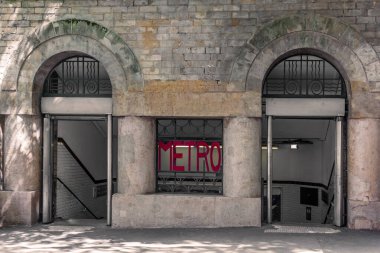 Paris 'teki yeraltı dünyasının girişi.