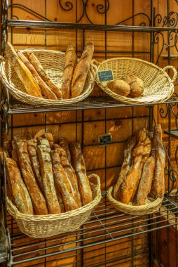 Fransız pastanesinde bir sürü baget ekmeği var.