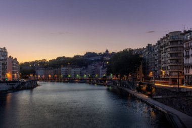 Yaşlı Lyon gece Saone Nehri 'ni yansıtıyor.