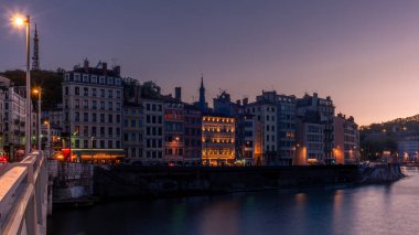 Yaşlı Lyon gece Saone Nehri 'ni yansıtıyor.