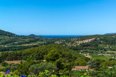 Fransa 'nın Provence bölgesinin tepelerinden Akdeniz manzarası