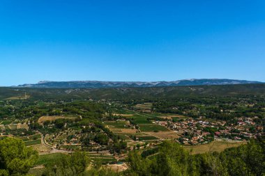 Fransa 'nın Provence bölgesinin tepelerinden Akdeniz manzarası
