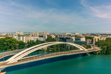 Fransa 'nın Lyon şehrinde bir yaz günü Saone ve Rhone nehirlerinin kesişiminin manzarası
