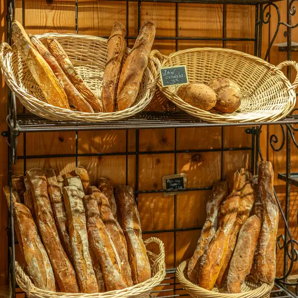 Fransız pastanesinde bir sürü baget ekmeği var.