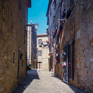 Tuscany 'deki Casale Marissimo' nun ortaçağ kasabasındaki eski dar sokaklar analog film tekniğiyle çekiliyor.