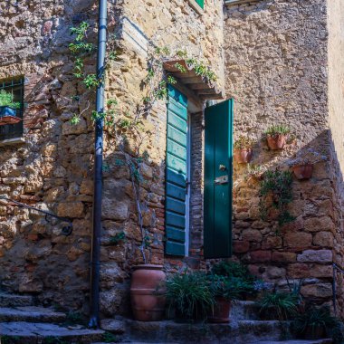 Tuscany 'deki Casale Marissimo' nun ortaçağ kasabasındaki eski dar sokaklar analog film tekniğiyle çekiliyor.