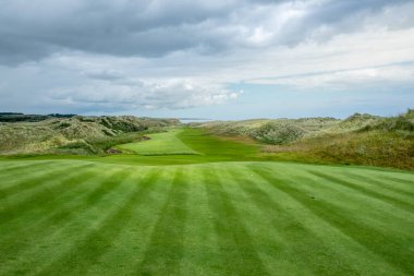 İskoçya 'da denize bakan tepelik bir golf sahası