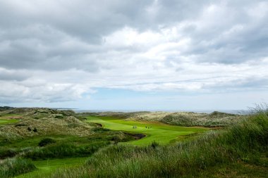 İskoçya 'da denize bakan tepelik bir golf sahası