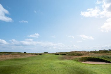 İskoçya 'da denize bakan tepelik bir golf sahası