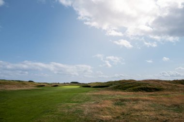 İskoçya 'da denize bakan tepelik bir golf sahası