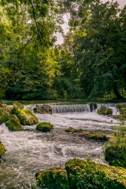 Almanya 'nın Münih kentindeki İngiliz Bahçesi' ndeki Eisbach nehri.