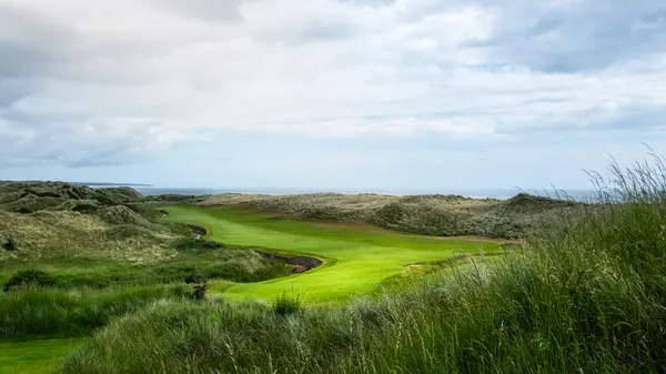 スコットランドの海に面した丘陵ゴルフコース ロイヤリティフリーのストック画像