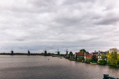 Hollanda 'nın Zaanse Schans kasabasında eski ahşap yel değirmenleri