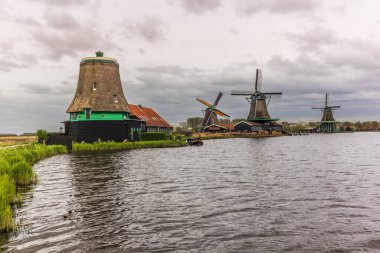 Hollanda 'nın Zaanse Schans kasabasında eski ahşap yel değirmenleri