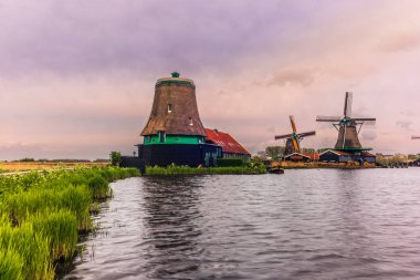Hollanda 'nın Zaanse Schans kasabasında eski ahşap yel değirmenleri