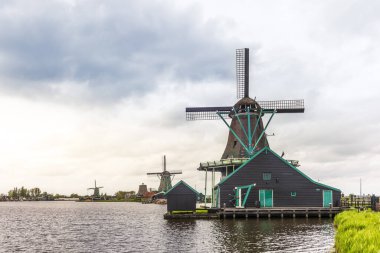 Hollanda 'nın Zaanse Schans kasabasında eski ahşap yel değirmenleri