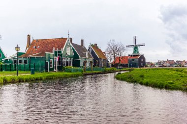 Hollanda 'daki Zaanse Schans köyünde eski evler, ahşap kayıklar ve çiftlikler.
