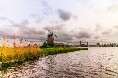 Hollanda 'nın Zaanse Schans kasabasında eski ahşap yel değirmenleri