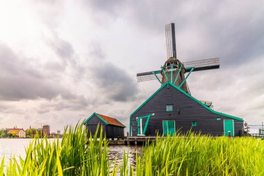 Hollanda 'nın Zaanse Schans kasabasında eski ahşap yel değirmenleri