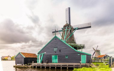 Hollanda 'nın Zaanse Schans kasabasında eski ahşap yel değirmenleri