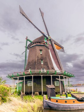 Hollanda 'nın Zaanse Schans kasabasında eski ahşap yel değirmenleri