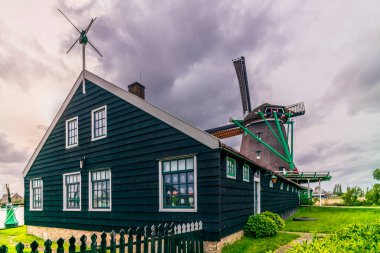 Hollanda 'nın Zaanse Schans kasabasında eski ahşap yel değirmenleri