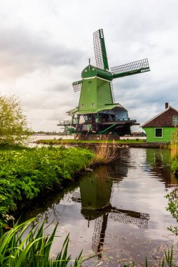 Hollanda 'nın Zaanse Schans kasabasında eski ahşap yel değirmenleri