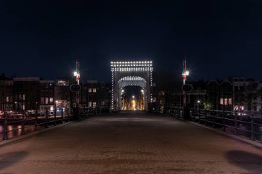 Amsterdam 'daki Magere Brug (Sıska Köprü) geceleri tamamen boş.