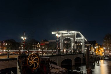 Amsterdam 'daki Magere Brug (Sıska Köprü) geceleri tamamen boş.