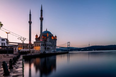 Sabahın erken saatlerinde Ortakoy Camii 'nin İstanbul' da uzun süre açıkta kalması