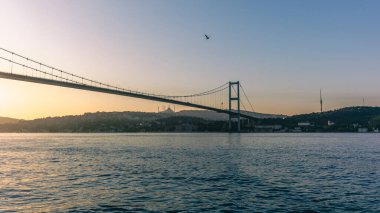 İstanbul Boğazı 'ndaki köprü sabahın erken saatlerinde açıldı.