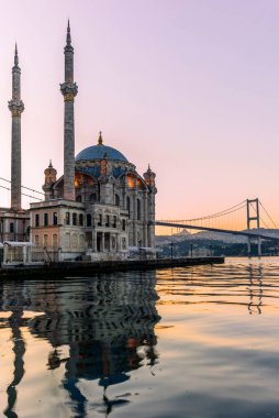 Sabahın erken saatlerinde Ortakoy Camii 'nin İstanbul' da uzun süre açıkta kalması