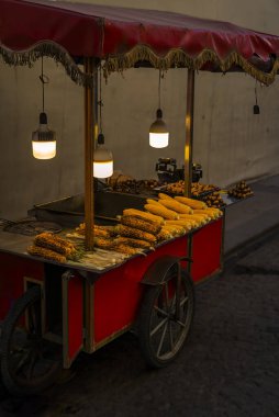 İstanbul 'da mısır koçanı ve chustnuts satan bir sokak yemeği arabası