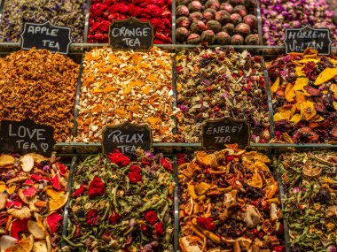 İstanbul 'daki Mısır Çarşısında bitkisel çaylar