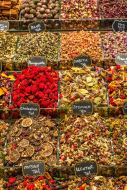 İstanbul 'daki Mısır Çarşısında bitkisel çaylar