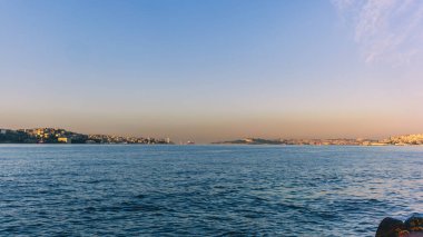 İstanbul 'da sabahın erken saatlerinde Boğaza giren bir konteyner gemisi