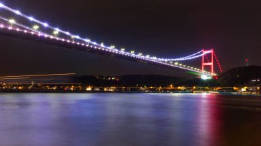 İstanbul 'da, İstanbul Boğazı' ndaki aydınlık köprü gece geç saatlerde, gemilerden gelen ışık izleriyle aydınlandı.