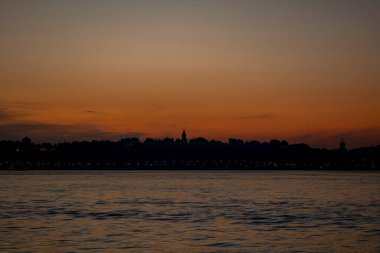 İstanbul 'da gün batımında Altın Boynuz siluetinin silueti