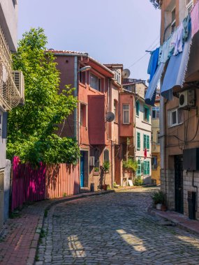 İstanbul 'un Balat mahallesinde renkli evler ve dar sokaklar