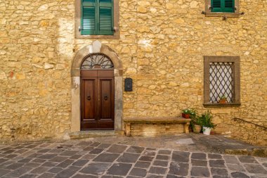 Tuscany 'deki Casale Marittimo Ortaçağ' daki eski dar sokaklar.