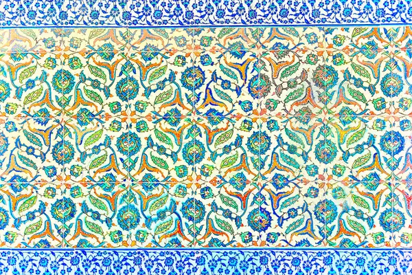 Arap kaynaklı renkli seramik zamanlar geometrik tasarımdan esinlenildi