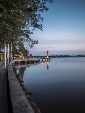 Kamboçya 'nın Kamboçya kentindeki Praek Tuek Chhu Nehri' ndeki Deniz atları anıtının gezinti alanında büyük bir kalabalık var.