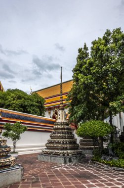 Stupa ve Bangkok 'taki Wat Pho tapınağının renkli çatıları.